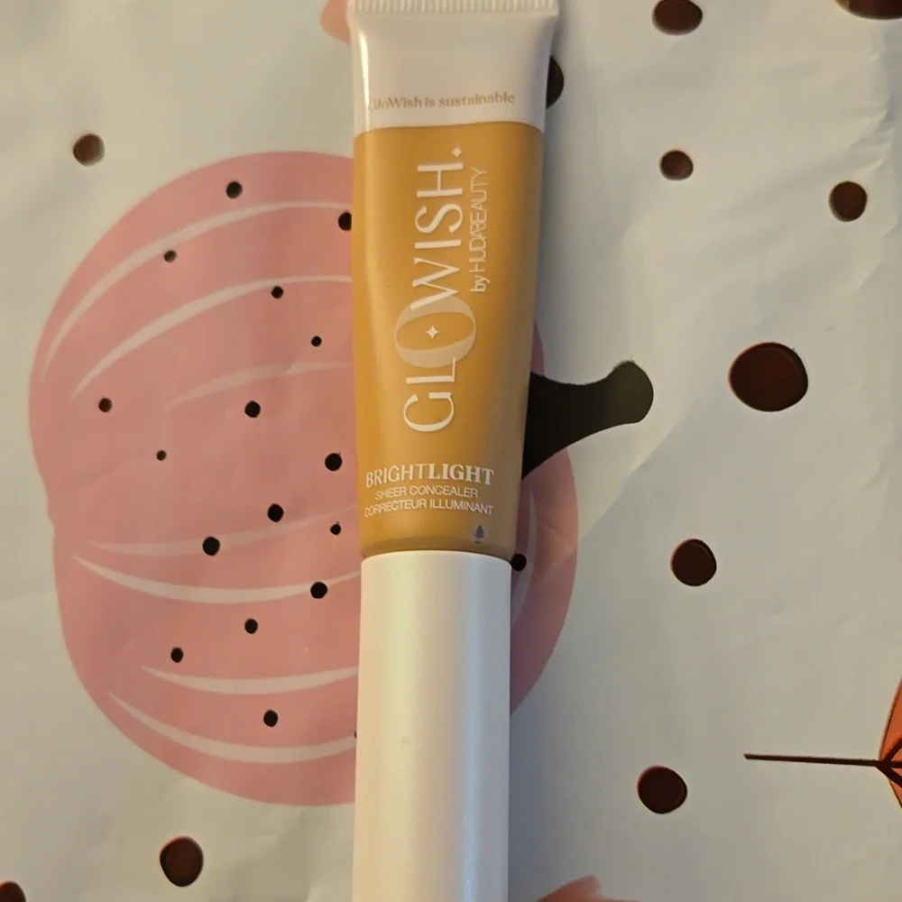 Huda Beauty Glowish Bright Light Hydrating Sheer Vegan Concealer 05 Medium NWOB